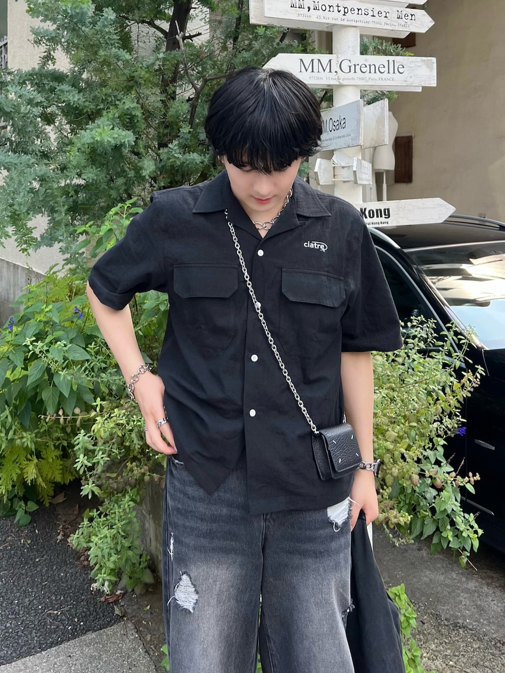 ブラック系のシャツ/ブラウス、ブラック系のトートバッグ、ブラック系のデニムパンツを着用したメンズの夏コーディネートの2枚目の写真