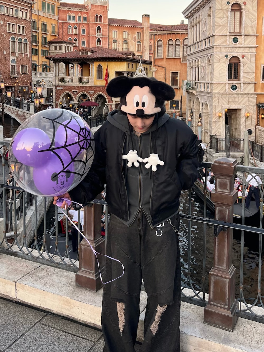 ブラック系のパーカー、ブラック系のMA-1、ブラック系のデニムパンツを着用したメンズの秋コーディネートの2枚目の写真