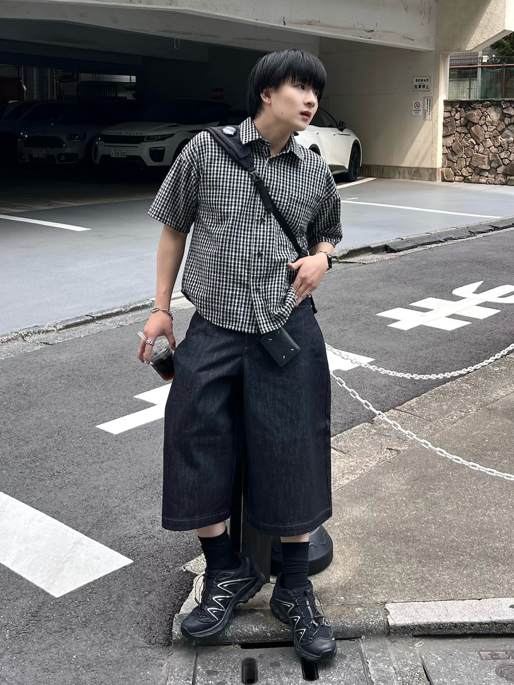 ブルー系のその他パンツ、ブラック系のシャツ/ブラウス、ブラック系のスニーカーを着用したメンズの夏コーディネートの2枚目の写真