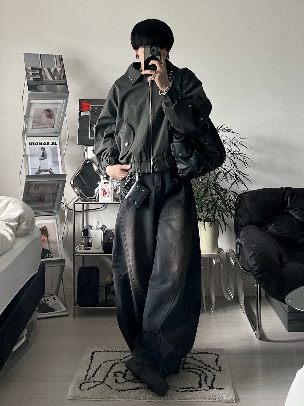 ブラック系のブルゾン、ブラック系のデニムパンツ、ブラック系のショルダーバッグを着用したメンズの冬コーディネートの2枚目の写真