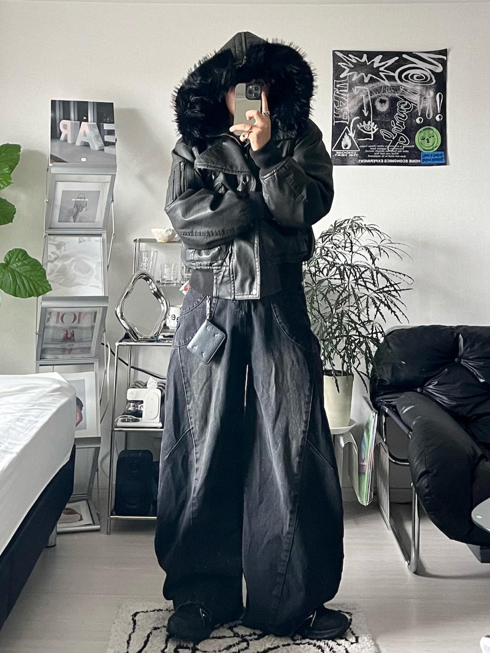 ブラック系のブルゾン、ブラック系のデニムパンツ、ブラック系のスニーカーを着用したメンズの秋コーディネートの2枚目の写真