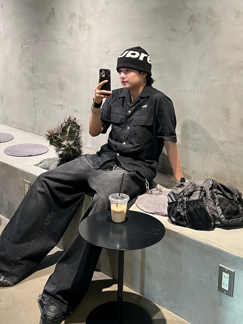 ブラック系のシャツ/ブラウス、グレー系のショルダーバッグ、ブラック系のデニムパンツを着用したメンズの秋コーディネートの2枚目の写真