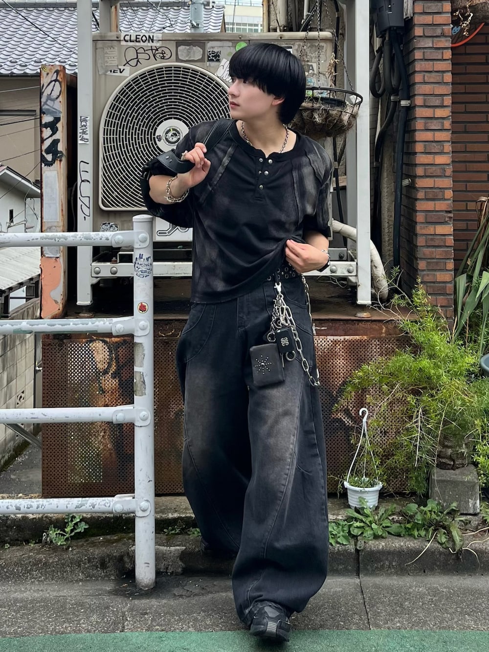 その他のTシャツ/カットソー、ブラック系のデニムパンツ、ブラック系のショルダーバッグを着用したメンズの秋コーディネートの2枚目の写真