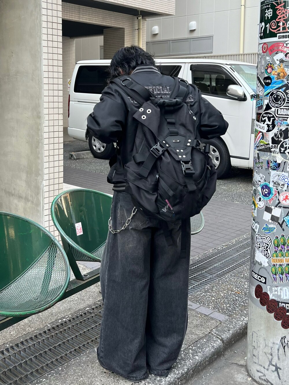 ブラック系のデニムパンツ、ブラック系のブルゾン、ブラック系のバックパック/リュックを着用したメンズの春コーディネートの3枚目の写真