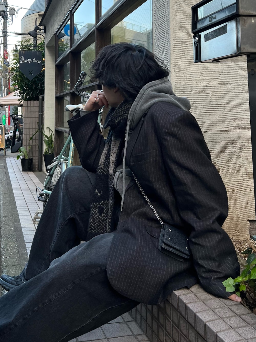 グレー系のテーラードジャケット、グレー系のパーカー、グレー系のデニムパンツを着用したメンズの冬コーディネートの2枚目の写真