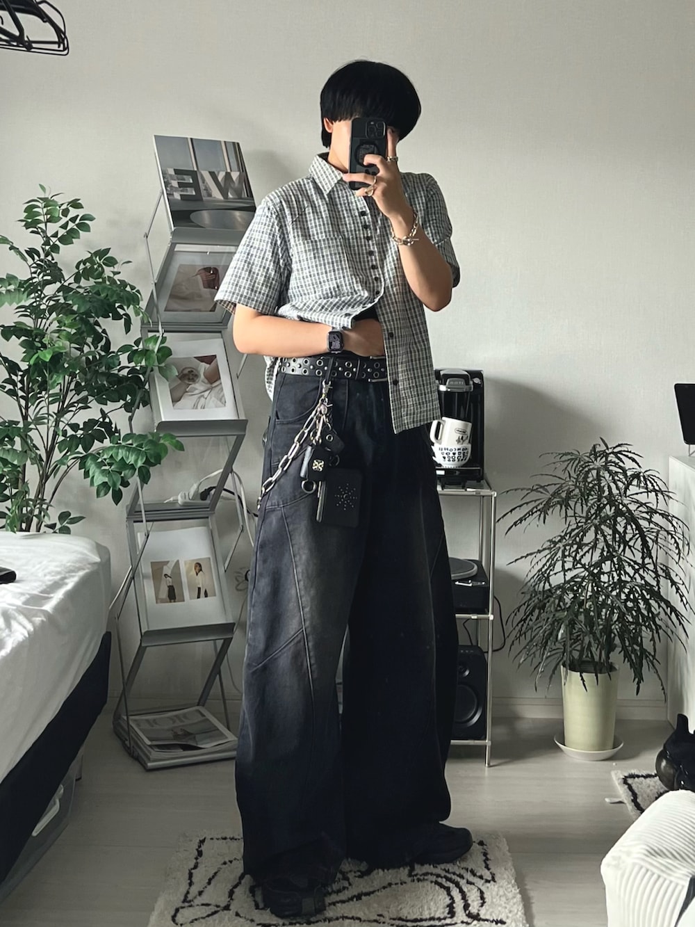 ブラック系のデニムパンツ、ブルー系のシャツ/ブラウス、ブラック系のスニーカーを着用したメンズの夏コーディネートの2枚目の写真