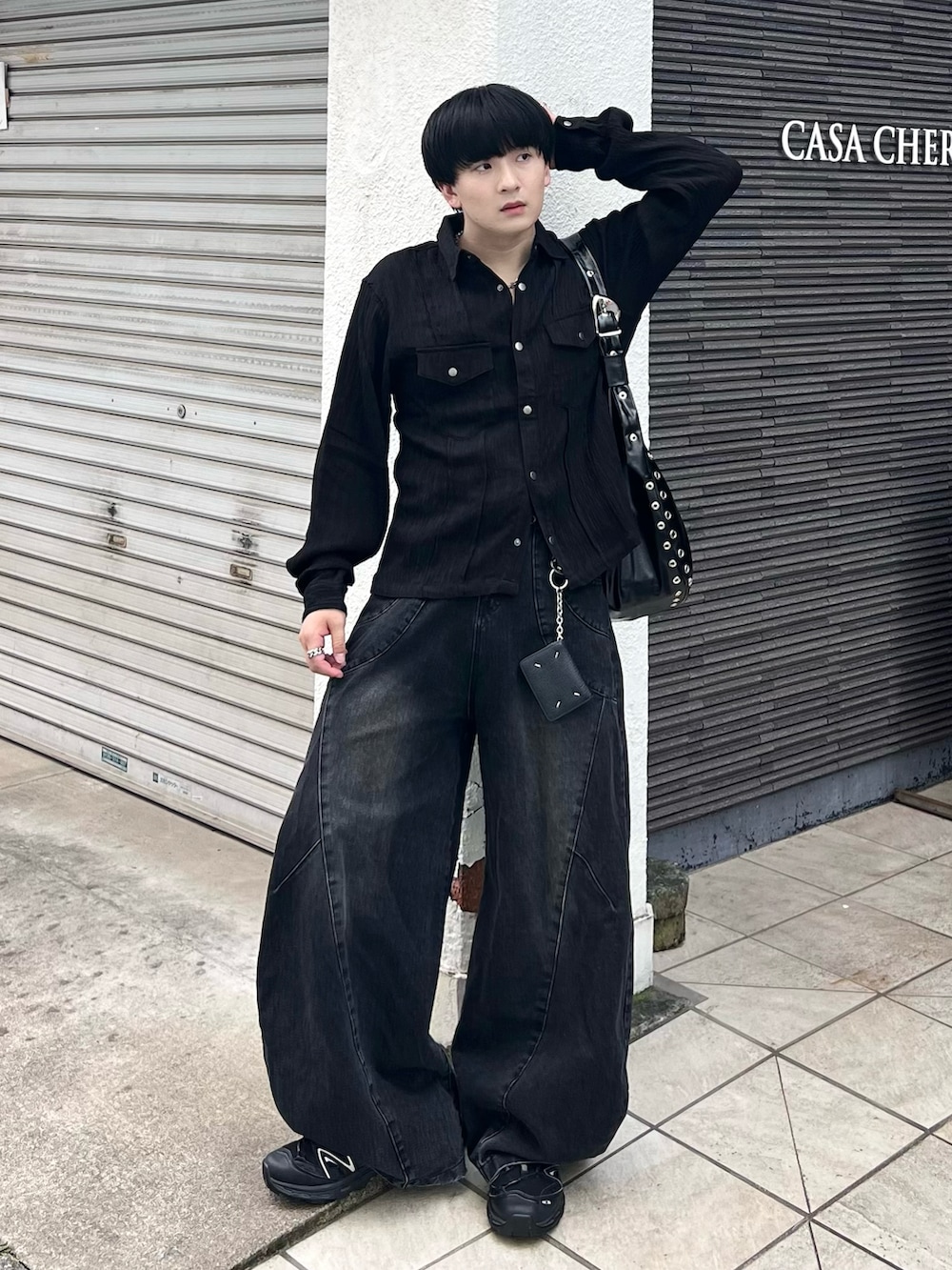 ブラック系のシャツ/ブラウス、ブラック系のショルダーバッグ、ブラック系のデニムパンツを着用したメンズの夏コーディネートの2枚目の写真