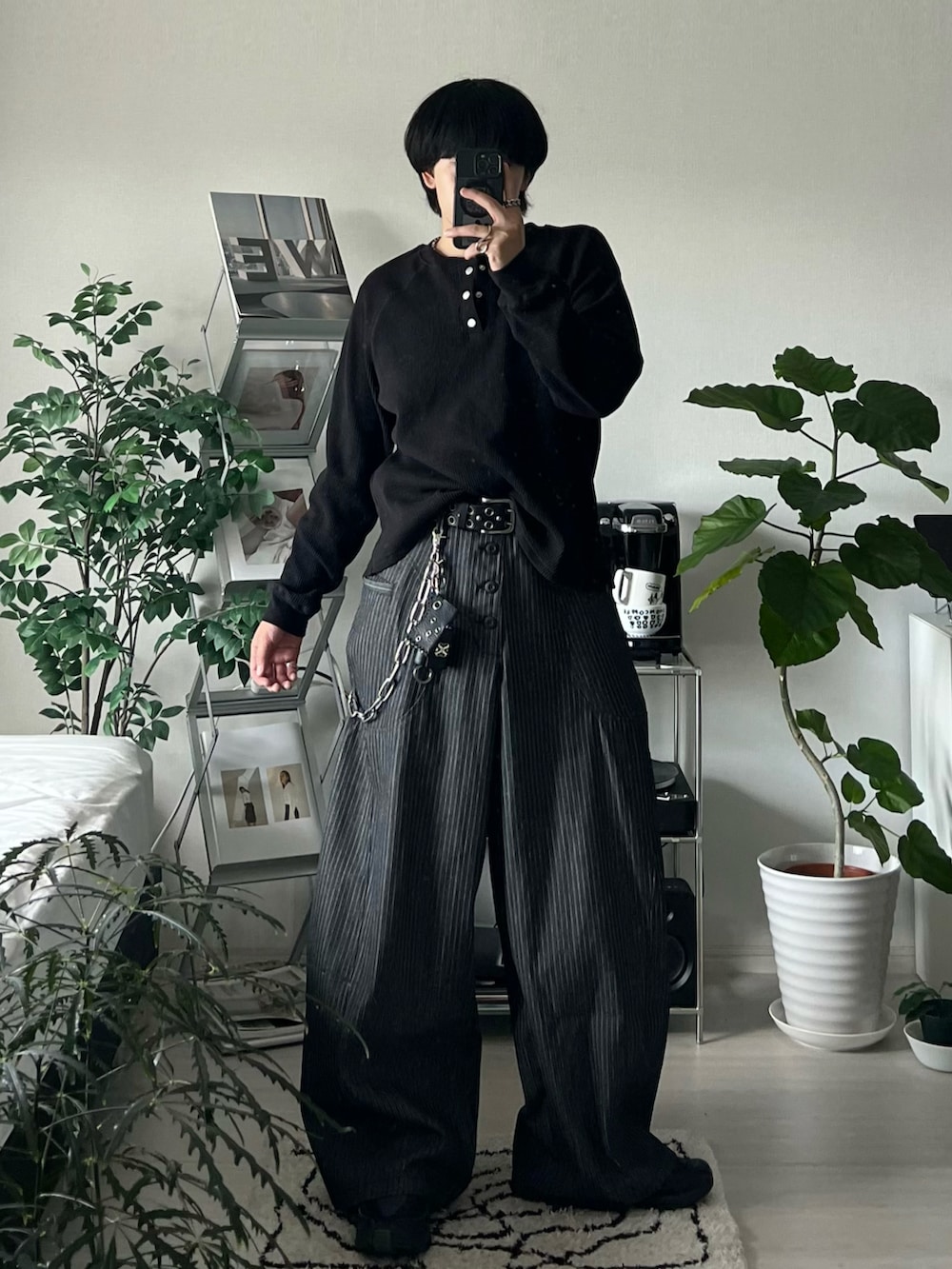 ブラック系のその他パンツ、ブラック系のTシャツ/カットソー、ブラック系のスニーカーを着用したメンズの秋コーディネートの3枚目の写真