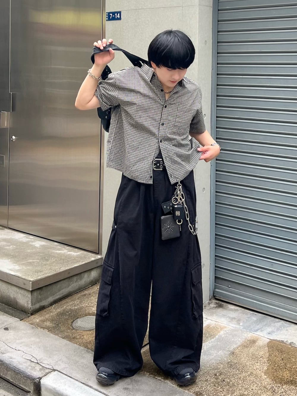 ブラック系のシャツ/ブラウス、ブラック系のカーゴパンツ、ブラック系のショルダーバッグを着用したメンズの夏コーディネートの2枚目の写真