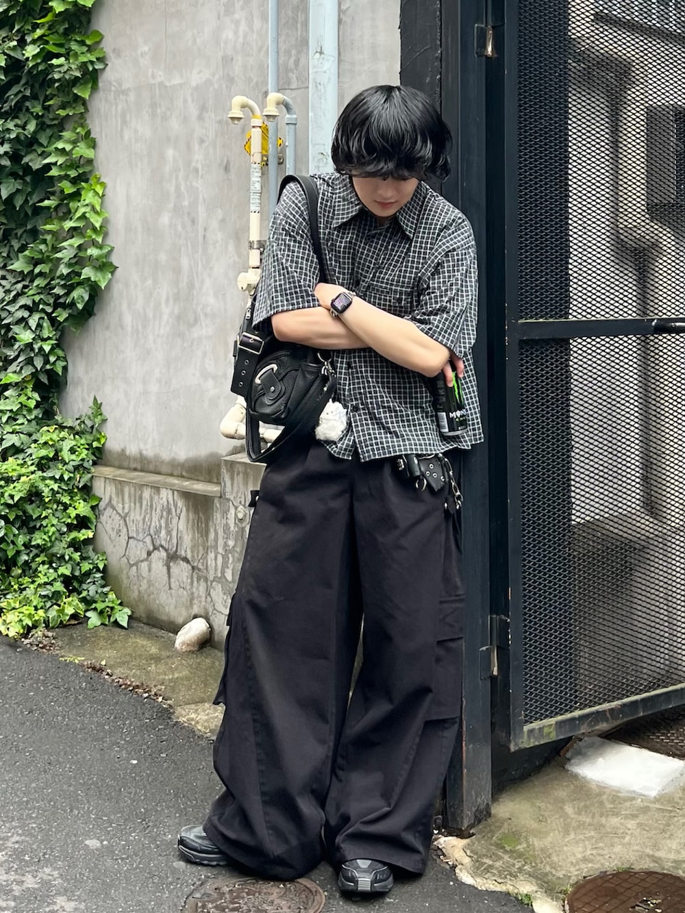 ブラック系のシャツ/ブラウス、ブラック系のカーゴパンツ、ブラック系のスニーカーを着用したメンズの春コーディネートの3枚目の写真