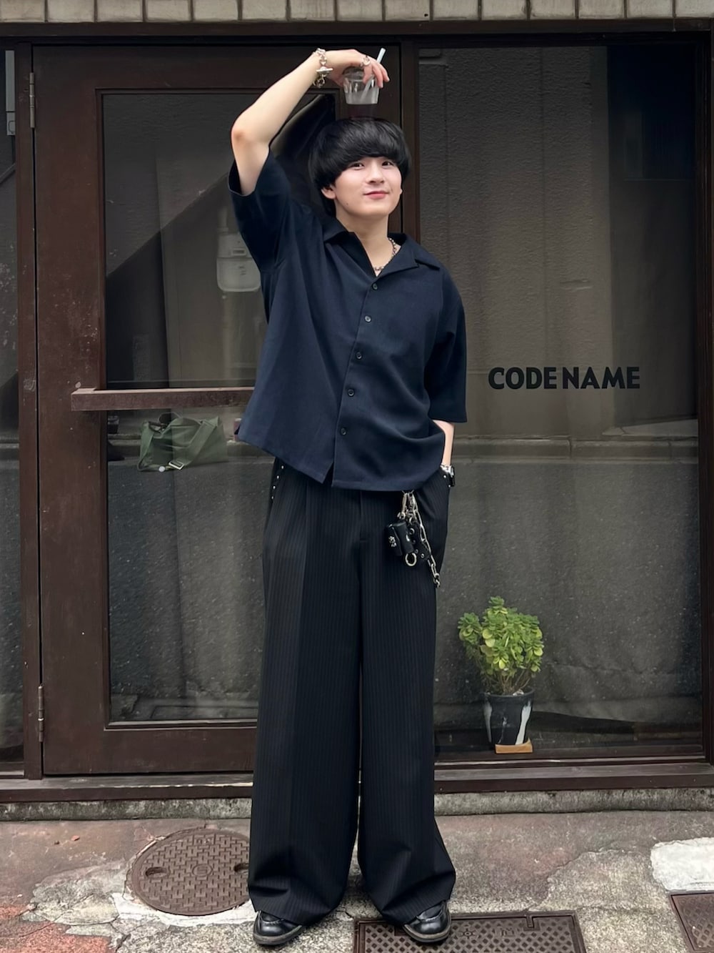 ブルー系のシャツ/ブラウス、ブラック系のスラックス、ブラック系のドレスシューズを着用したメンズの夏コーディネートの3枚目の写真