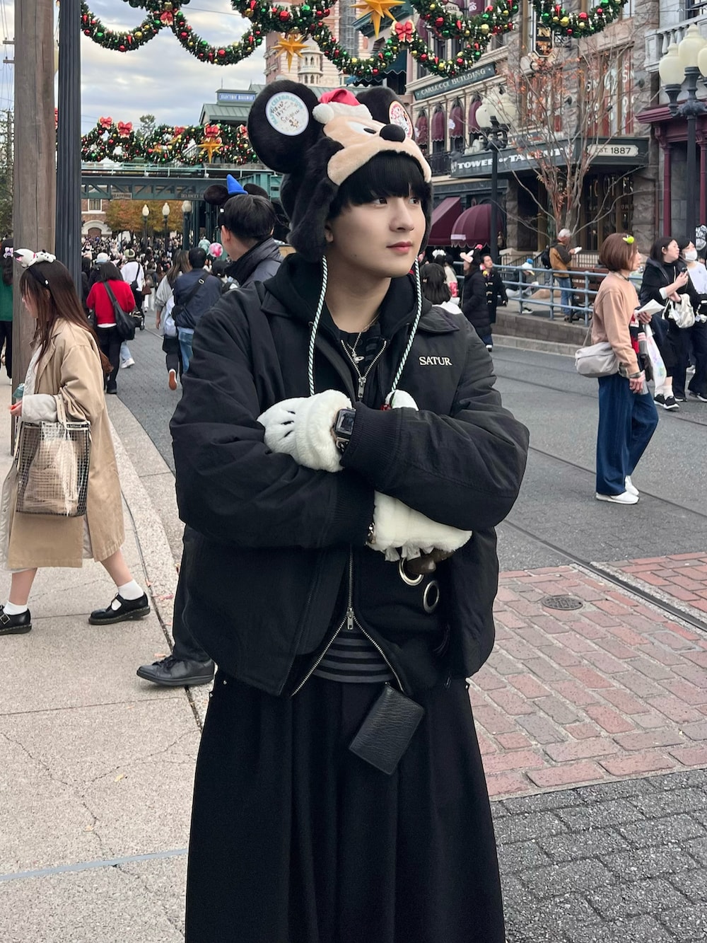ブラック系のパーカー、ブラック系のスラックス、ブラック系のTシャツ/カットソーを着用したメンズの冬コーディネートの2枚目の写真