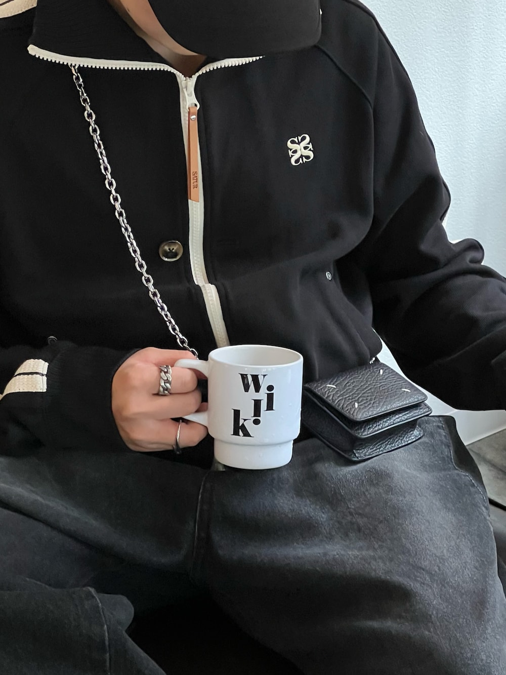 ブラック系のジャケット/アウター、ブラック系のデニムパンツ、ブラック系のスニーカーを着用したメンズの秋コーディネートの2枚目の写真