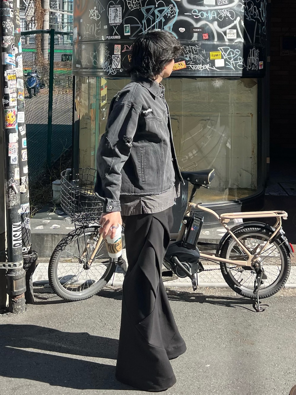 グレー系のデニムジャケット、ブラック系のシャツ/ブラウス、ブラック系のスラックスを着用したメンズの冬コーディネートの3枚目の写真