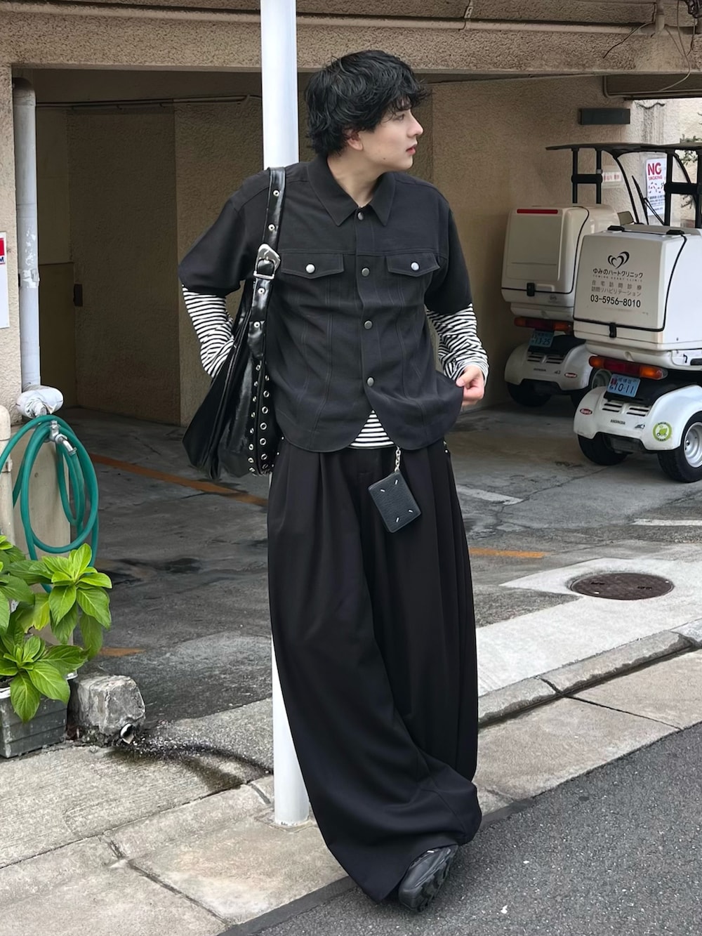 ブラック系のシャツ/ブラウス、ブラック系のショルダーバッグ、ホワイト系のTシャツ/カットソーを着用したメンズの秋コーディネートの2枚目の写真