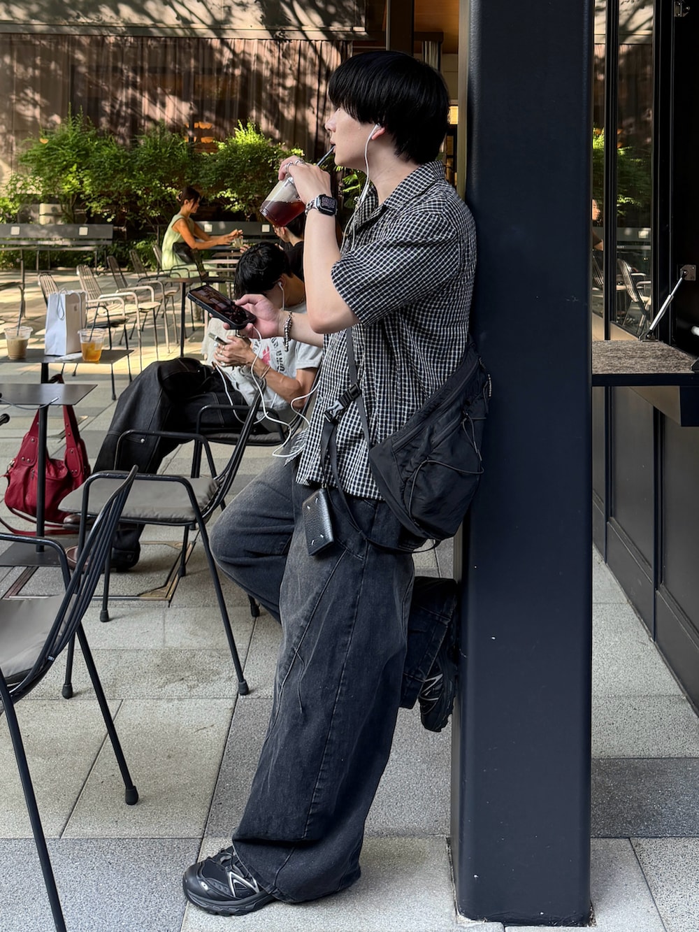 ブラック系のシャツ/ブラウス、ブラック系のデニムパンツ、ブラック系のスニーカーを着用したメンズの夏コーディネートの3枚目の写真
