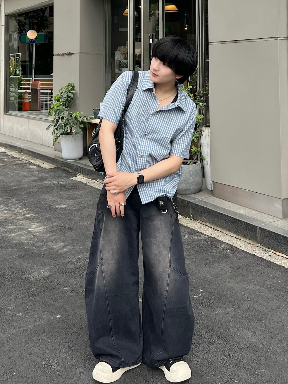 ブルー系のシャツ/ブラウス、ブラック系のデニムパンツ、ブラック系のスニーカーを着用したメンズの夏コーディネートの2枚目の写真