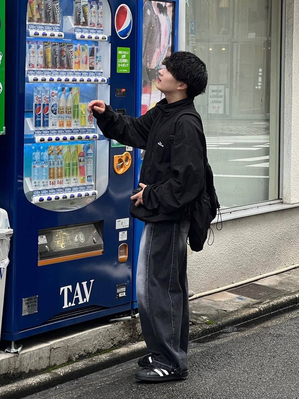 ブラック系のデニムパンツ、ブラック系のスニーカー、ブラック系のジャケット/アウターを着用したメンズの秋コーディネートの2枚目の写真