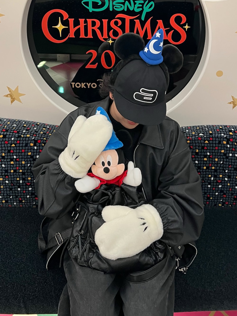 ブラック系のジャケット/アウター、ブラック系のスウェット、ブラック系のデニムパンツを着用したメンズの冬コーディネートの3枚目の写真