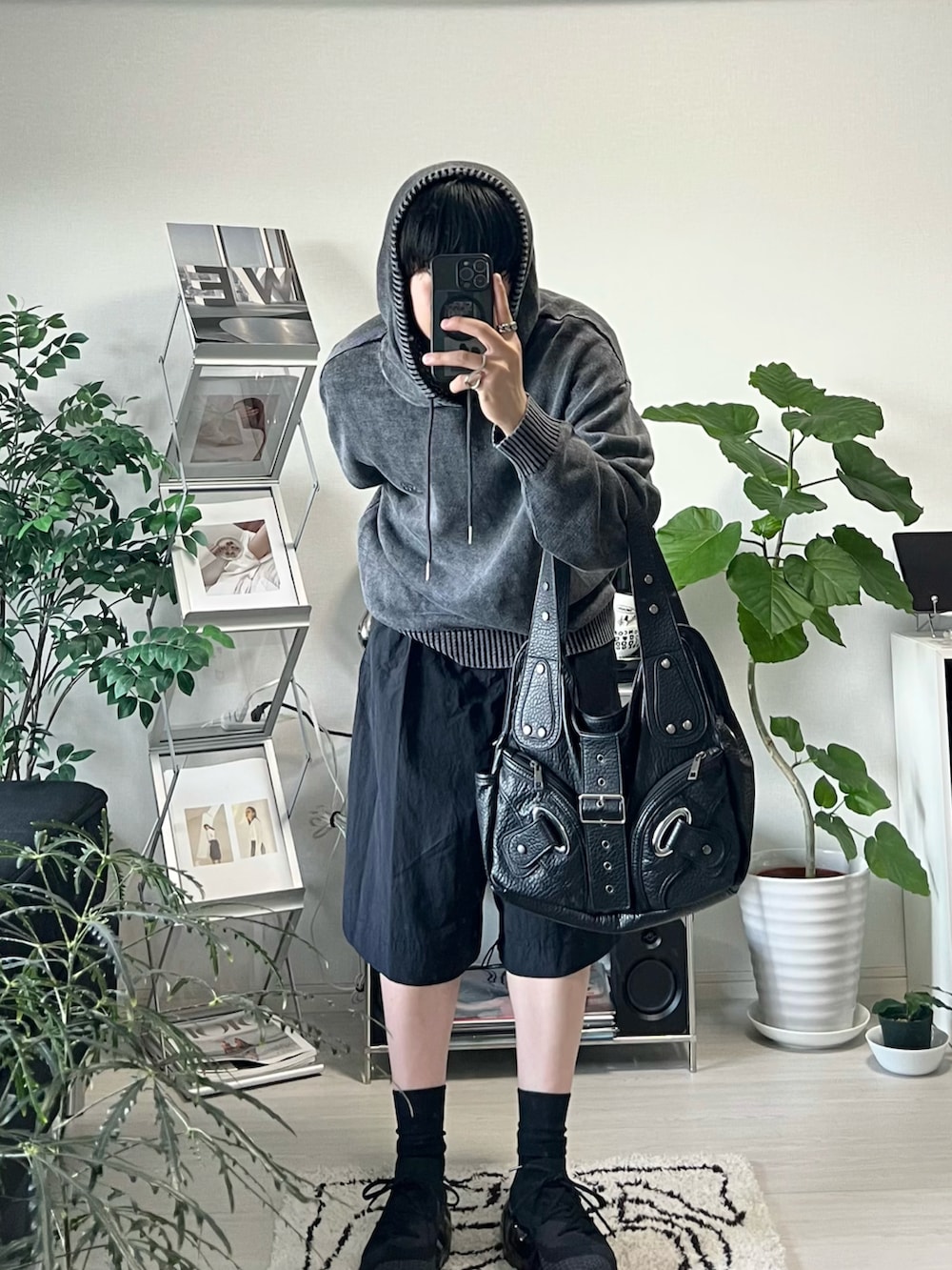 ブラック系のパーカー、ブラック系のショルダーバッグ、ブラック系のスニーカーを着用したメンズの夏コーディネートの3枚目の写真