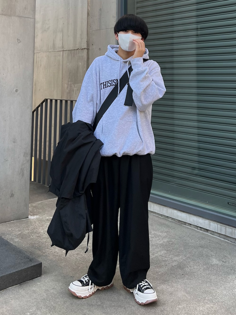 グレー系のパーカー、ブラック系のその他アウター、ブラック系のその他パンツを着用したメンズの秋コーディネートの2枚目の写真