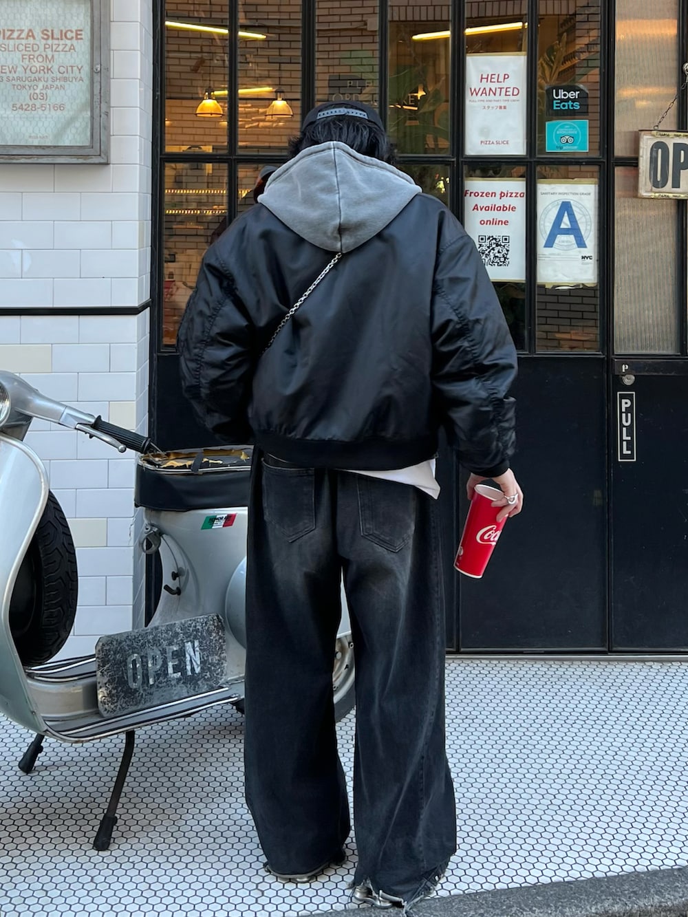 グレー系のパーカー、ブラック系のMA-1、グレー系のデニムパンツを着用したメンズの冬コーディネートの2枚目の写真