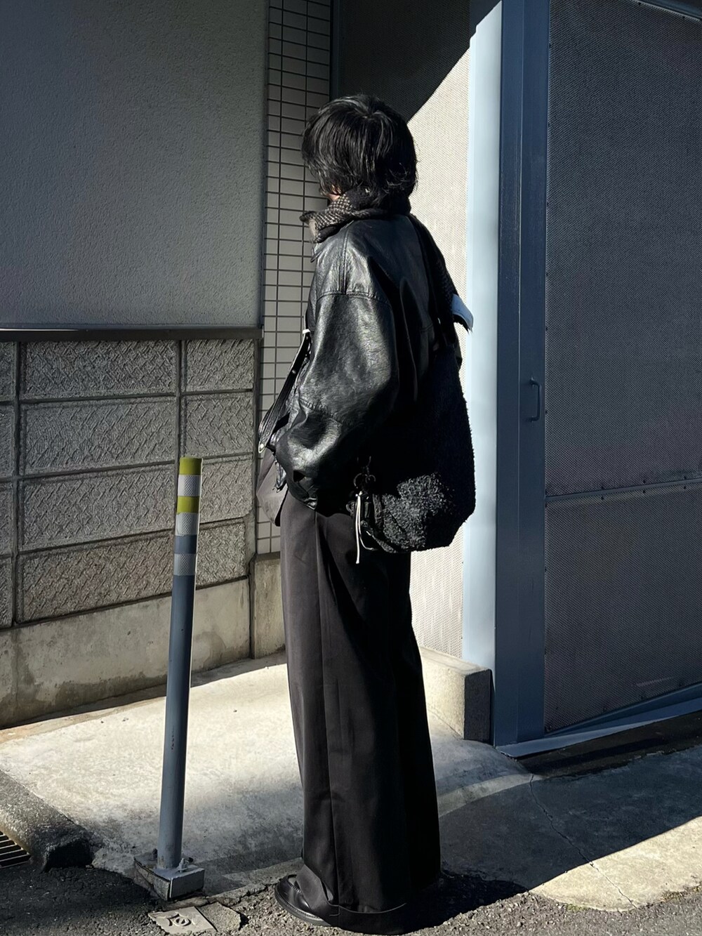 ブラック系のブルゾン、グレー系のシャツ/ブラウス、ブラック系のスラックスを着用したメンズの冬コーディネートの3枚目の写真