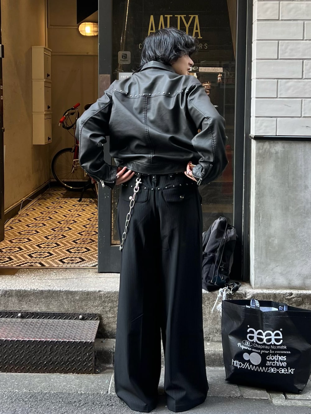 ブラック系のブルゾン、ブラック系のスラックス、ブラック系のドレスシューズを着用したメンズの春コーディネートの2枚目の写真
