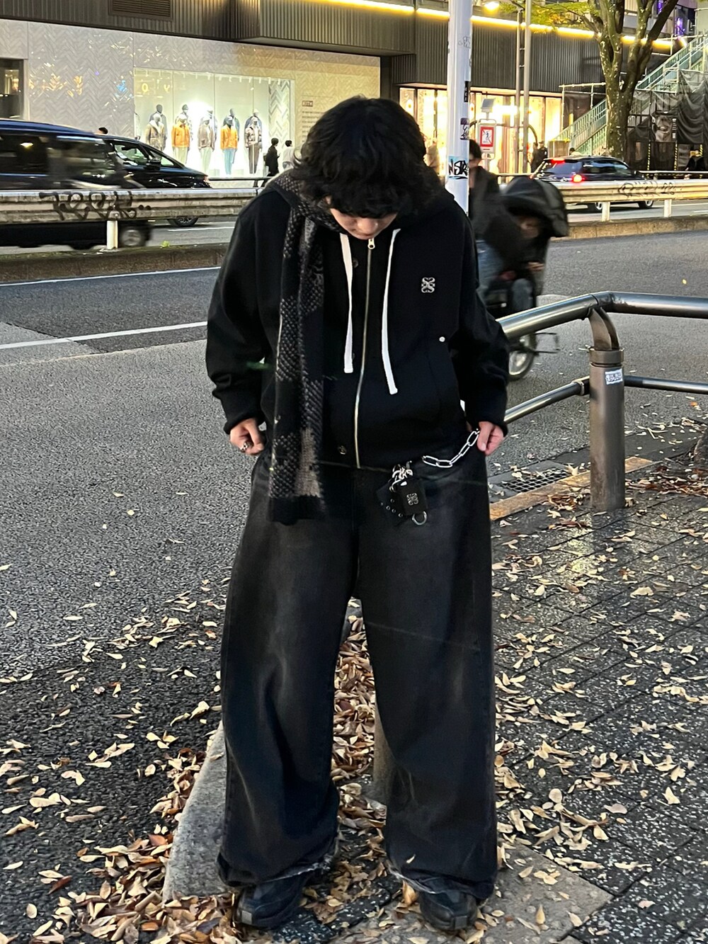 ブラック系のジャケット/アウター、ブラック系のデニムパンツ、ブラック系のスニーカーを着用したメンズの秋コーディネートの3枚目の写真