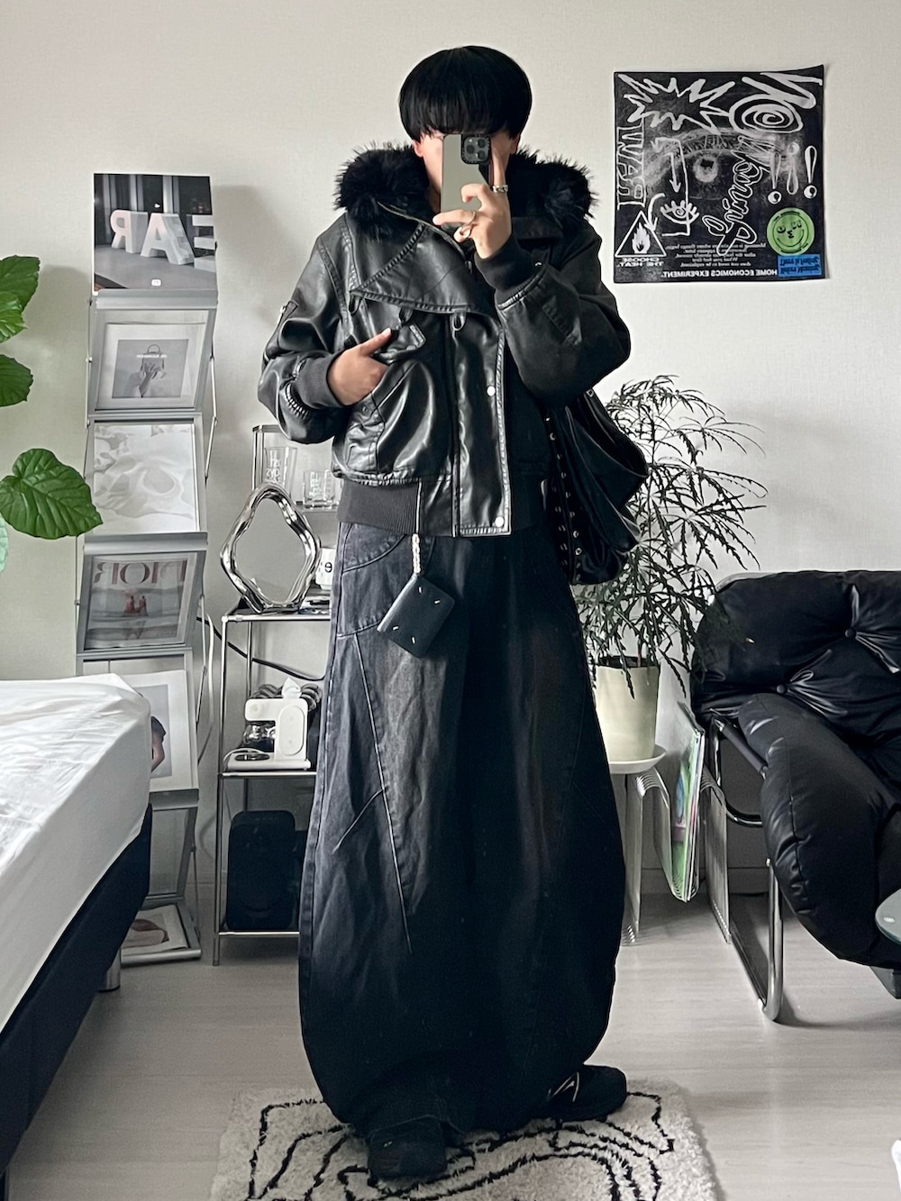 ブラック系のブルゾン、ブラック系のデニムパンツ、ブラック系のショルダーバッグを着用したメンズの秋コーディネートの2枚目の写真