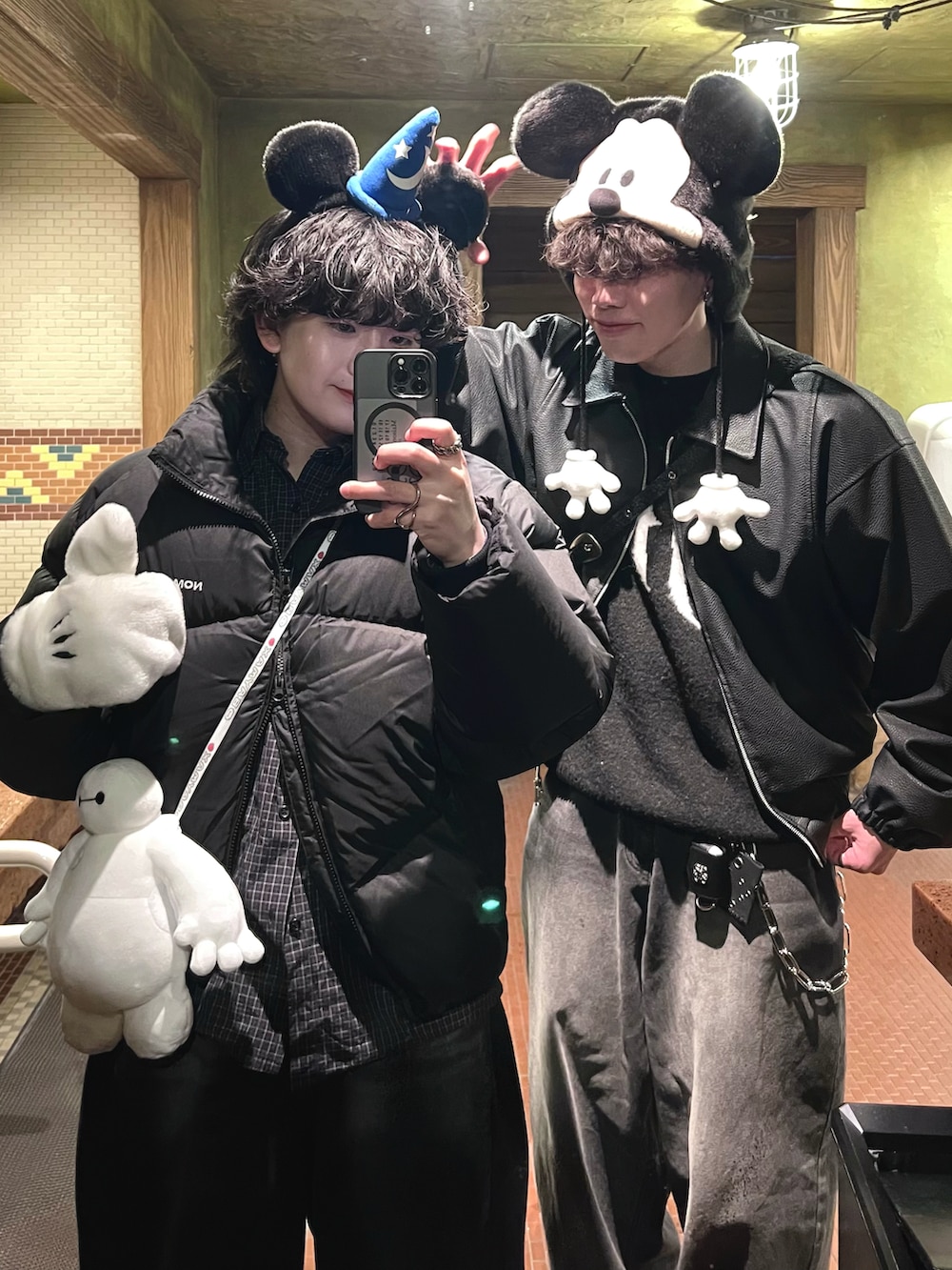 ブラック系のダウンジャケット/コート、グレー系のデニムパンツ、ブラック系のスニーカーを着用したメンズの冬コーディネートの2枚目の写真