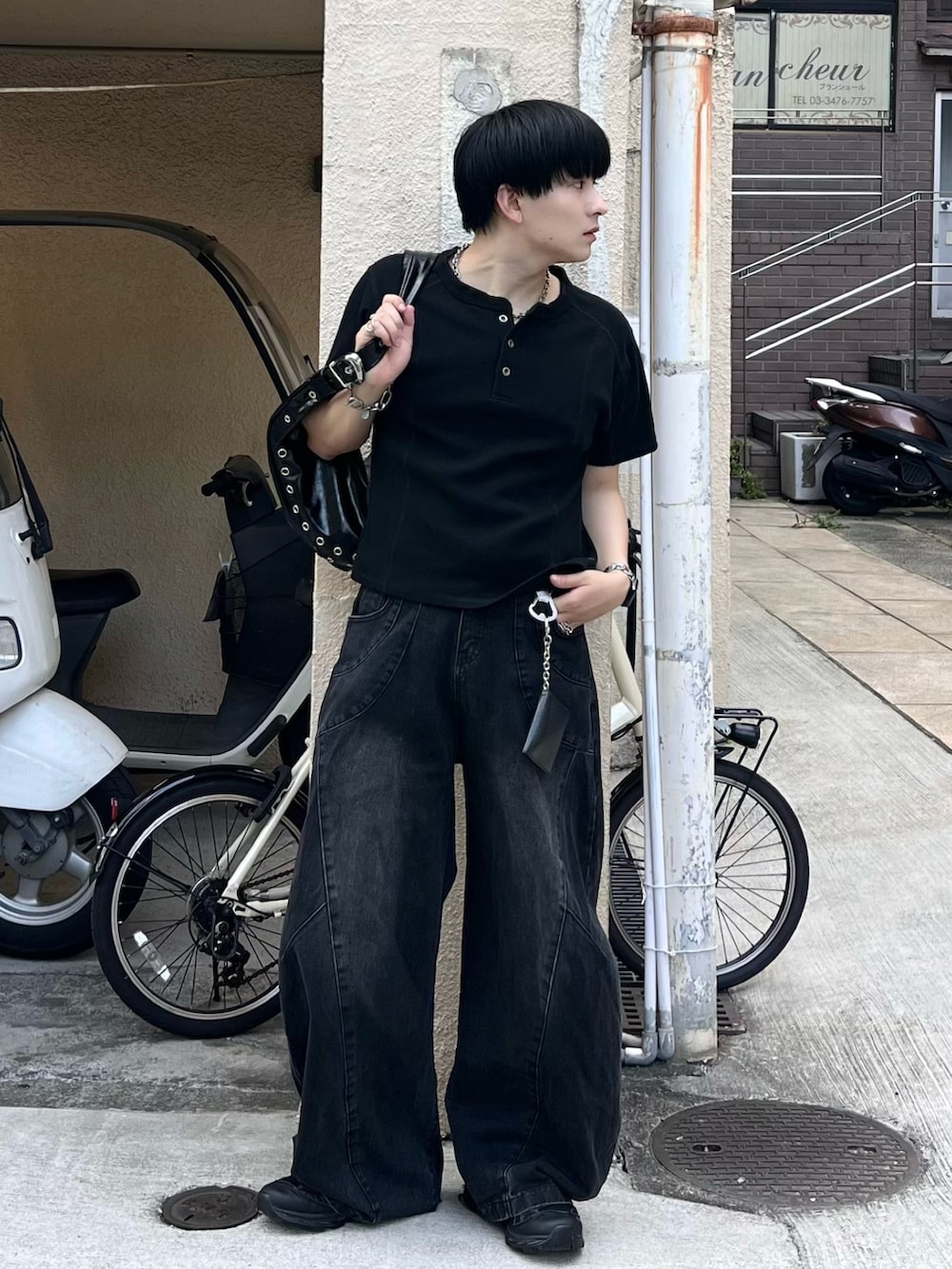 ブラック系のTシャツ/カットソー、ブラック系のデニムパンツ、ブラック系のショルダーバッグを着用したメンズの夏コーディネートの3枚目の写真