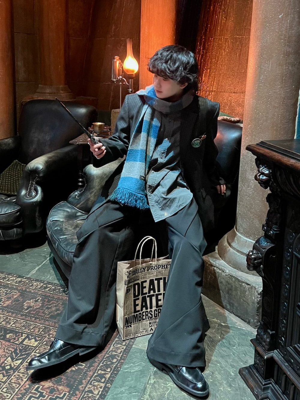 グレー系のテーラードジャケット、グレー系のシャツ/ブラウス、ブラック系のドレスシューズを着用したメンズの冬コーディネートの3枚目の写真