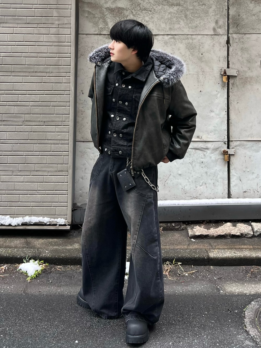 ブラック系のデニムジャケット、ブラック系のブルゾン、ブラック系のデニムパンツを着用したメンズの冬コーディネートの2枚目の写真