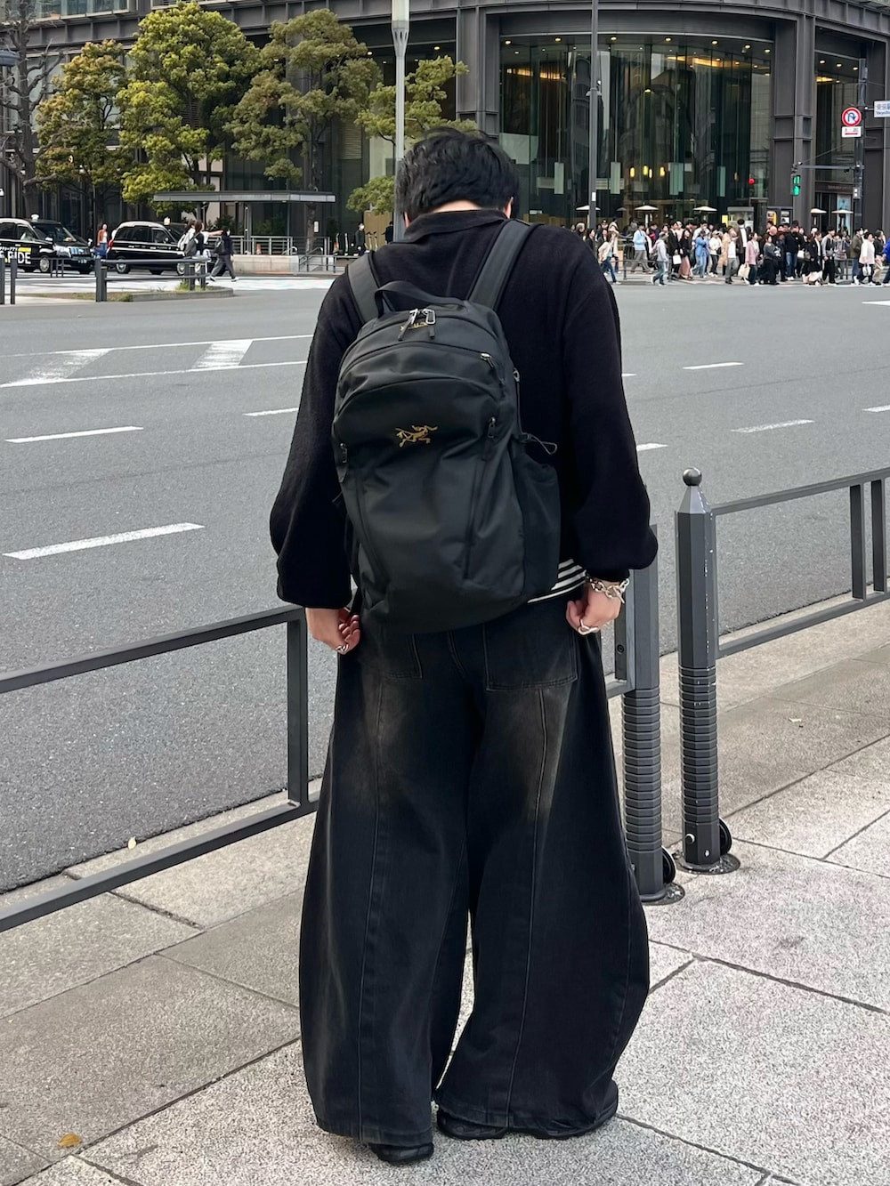 ブラック系のシャツ/ブラウス、ブラック系のTシャツ/カットソー、ブラック系のデニムパンツを着用したメンズの春コーディネートの3枚目の写真