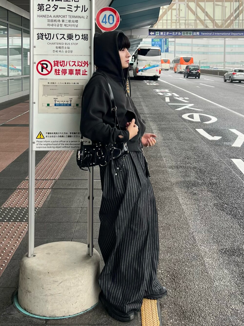 その他のスラックス、ブラック系のパーカー、ブラック系のショルダーバッグを着用したメンズの秋コーディネートの3枚目の写真