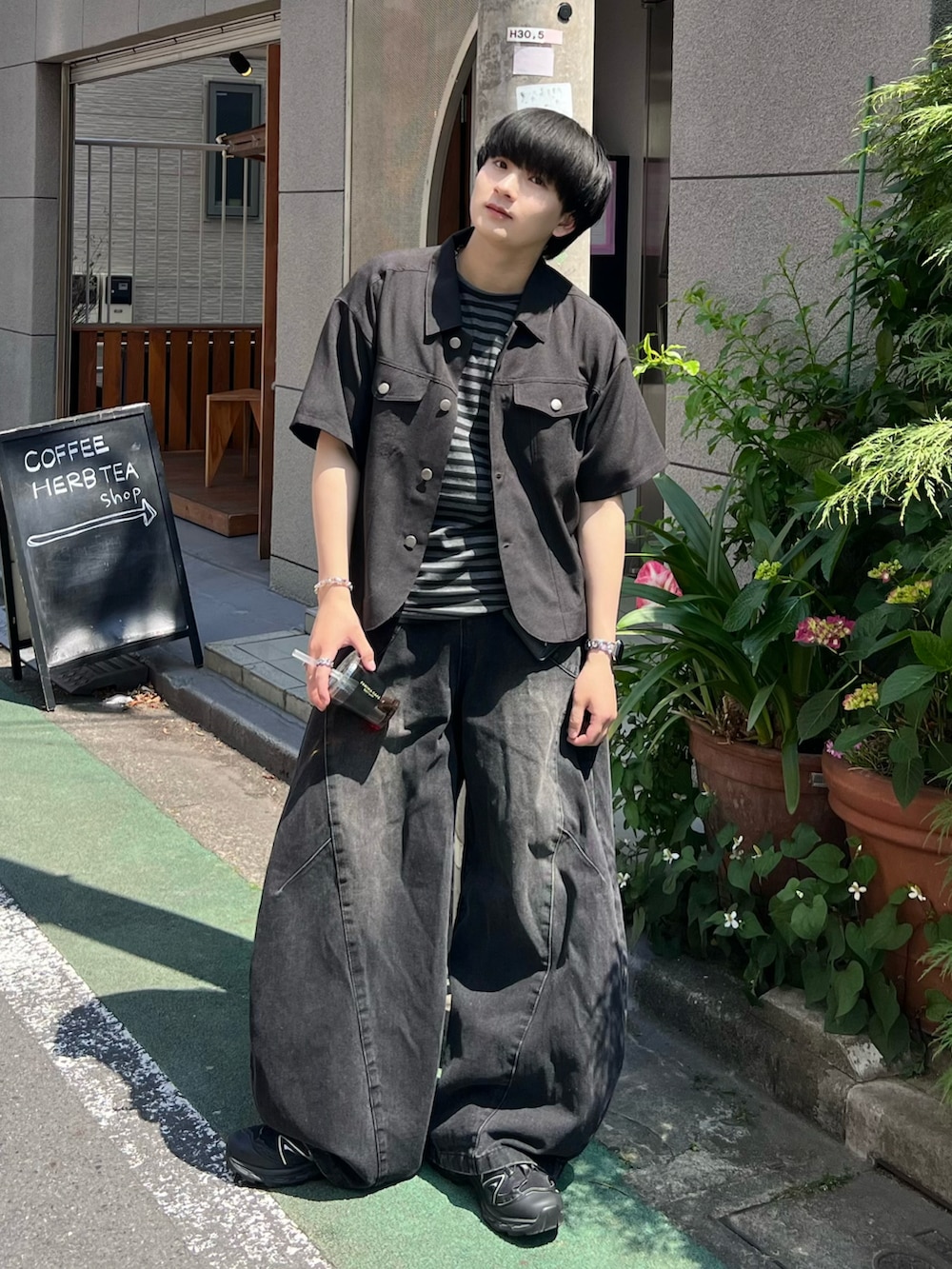 ブラック系のデニムパンツ、ブラック系のシャツ/ブラウス、ブラック系のTシャツ/カットソーを着用したメンズの春コーディネートの2枚目の写真