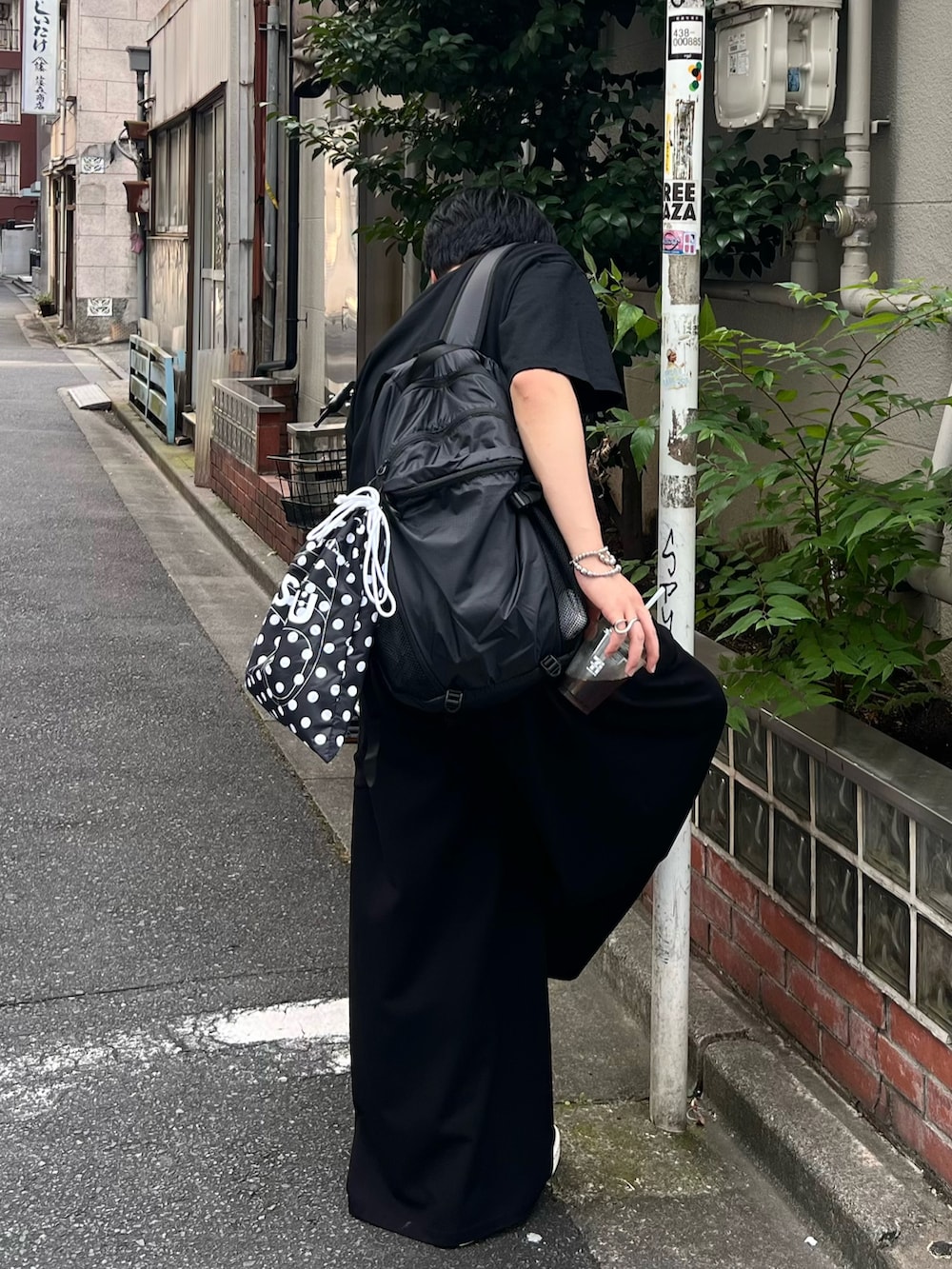 その他のTシャツ/カットソー、その他のバックパック/リュックを着用したメンズの夏コーディネートの3枚目の写真