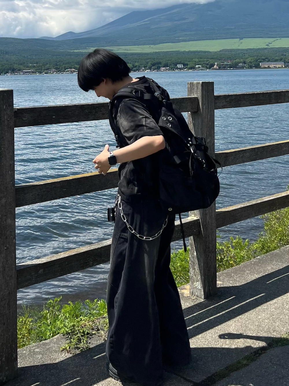 その他のTシャツ/カットソー、ブラック系のデニムパンツ、ブラック系のスニーカーを着用したメンズの夏コーディネートの3枚目の写真