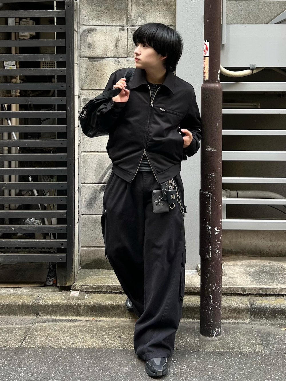 ブラック系のブルゾン、ブラック系のカーゴパンツ、グレー系のTシャツ/カットソーを着用したメンズの秋コーディネートの2枚目の写真