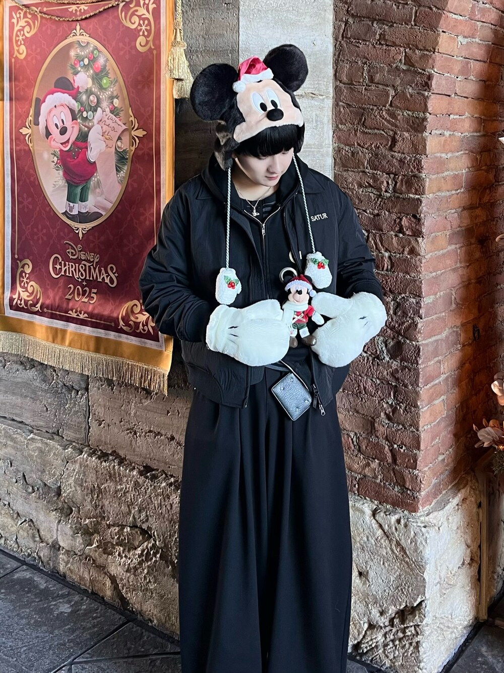 ブラック系のパーカー、ブラック系のスラックス、ブラック系のTシャツ/カットソーを着用したメンズの冬コーディネートの3枚目の写真