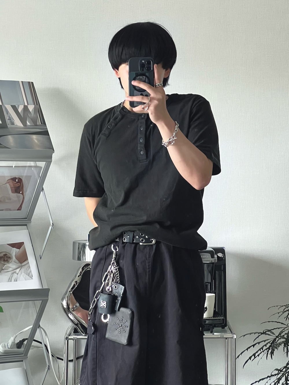 ブラック系のTシャツ/カットソー、ブラック系のカーゴパンツ、ブラック系のスニーカーを着用したメンズの夏コーディネートの3枚目の写真