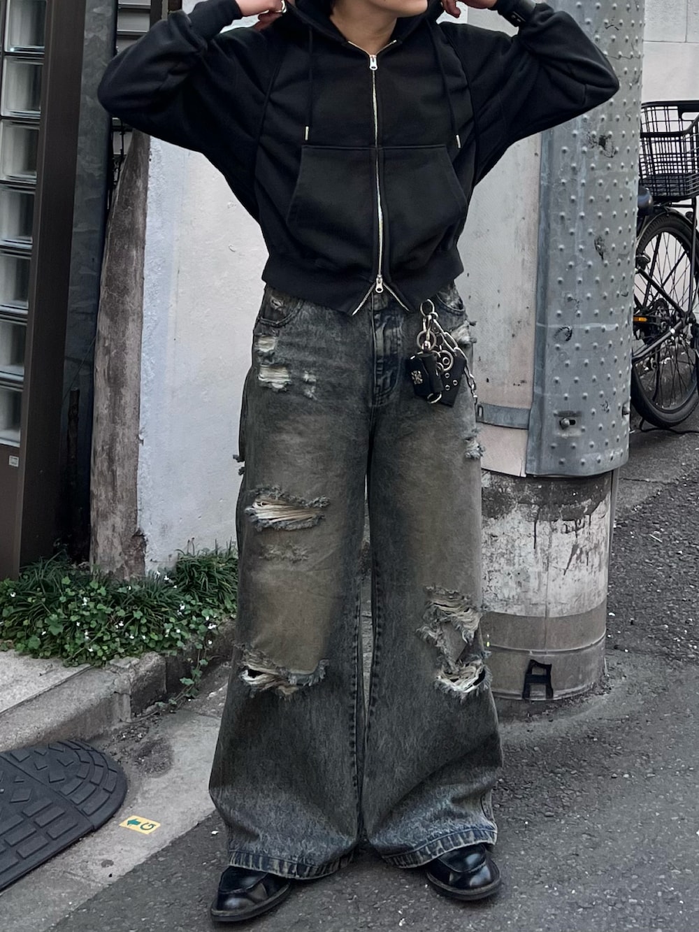 ブルー系のデニムパンツ、ブラック系のパーカー、ブラック系のドレスシューズを着用したメンズの春コーディネートの2枚目の写真