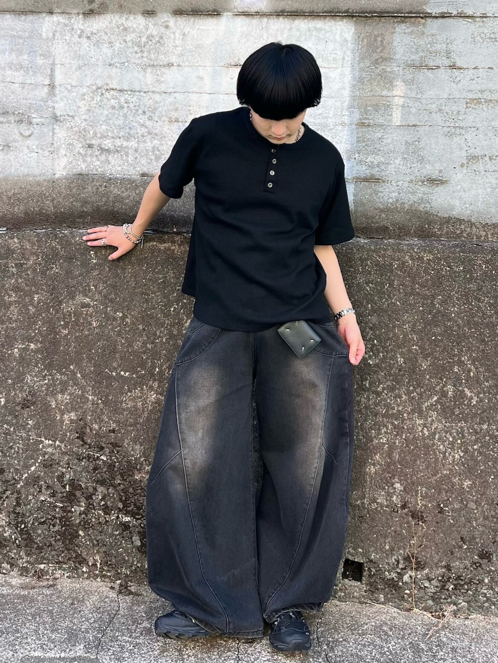 ブラック系のTシャツ/カットソー、ブラック系のデニムパンツ、ブラック系のスニーカーを着用したメンズの夏コーディネートの2枚目の写真