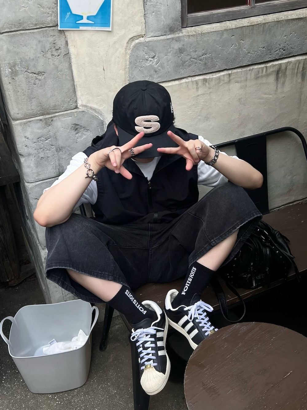 ホワイト系のTシャツ/カットソー、ブラック系のデニムパンツ、ブラック系のスニーカーを着用したメンズの夏コーディネートの3枚目の写真