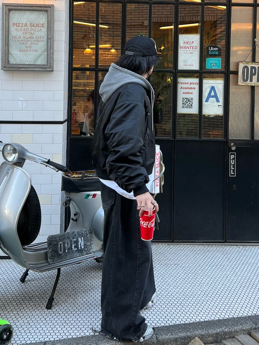 グレー系のパーカー、ブラック系のMA-1、グレー系のデニムパンツを着用したメンズの冬コーディネートの3枚目の写真