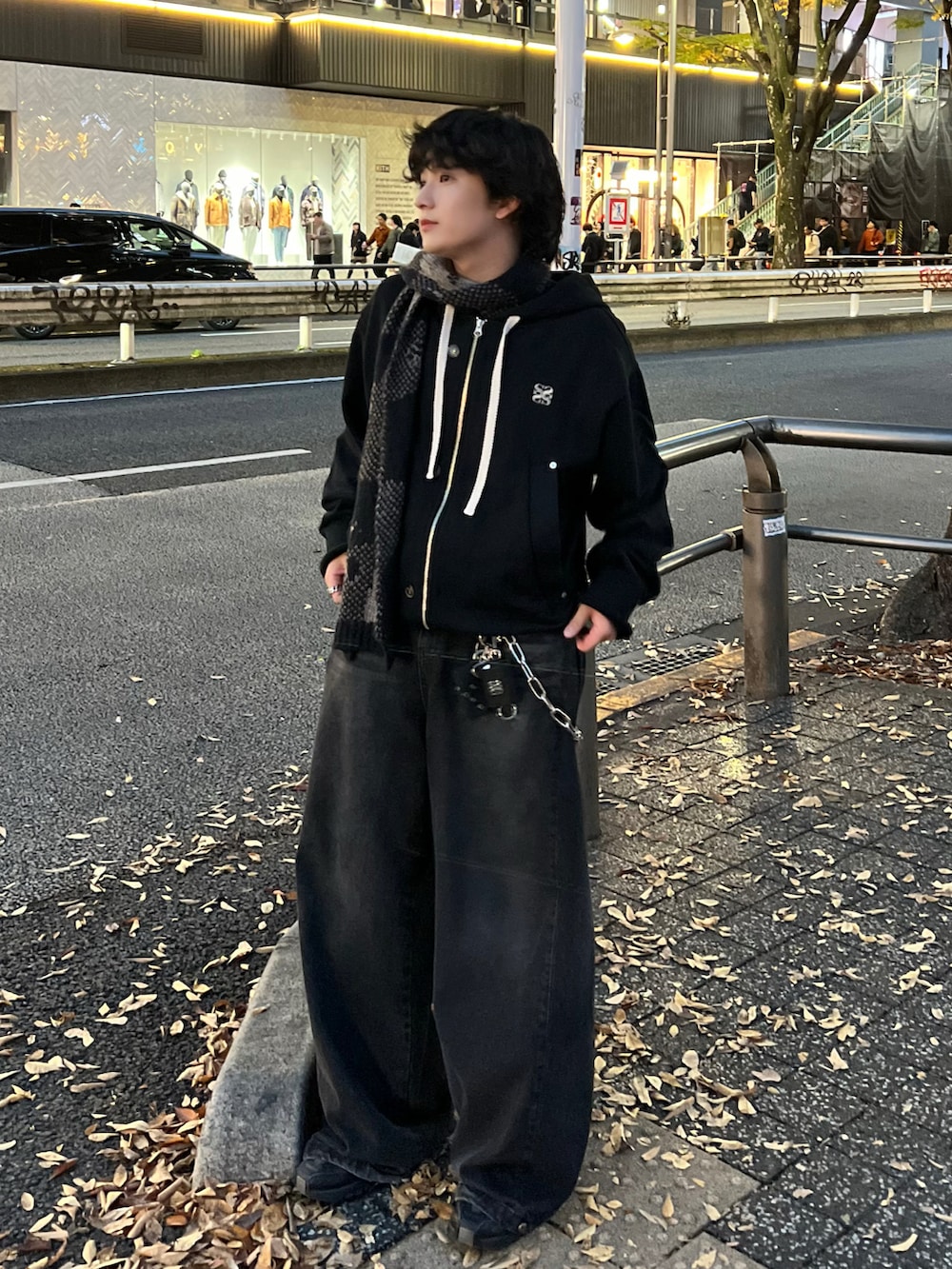 ブラック系のジャケット/アウター、ブラック系のデニムパンツ、ブラック系のスニーカーを着用したメンズの秋コーディネートの2枚目の写真
