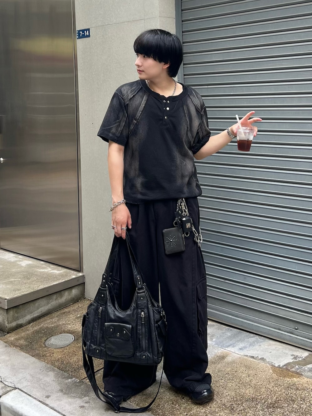 ブラック系のカーゴパンツ、その他のTシャツ/カットソー、ブラック系のショルダーバッグを着用したメンズの夏コーディネートの2枚目の写真