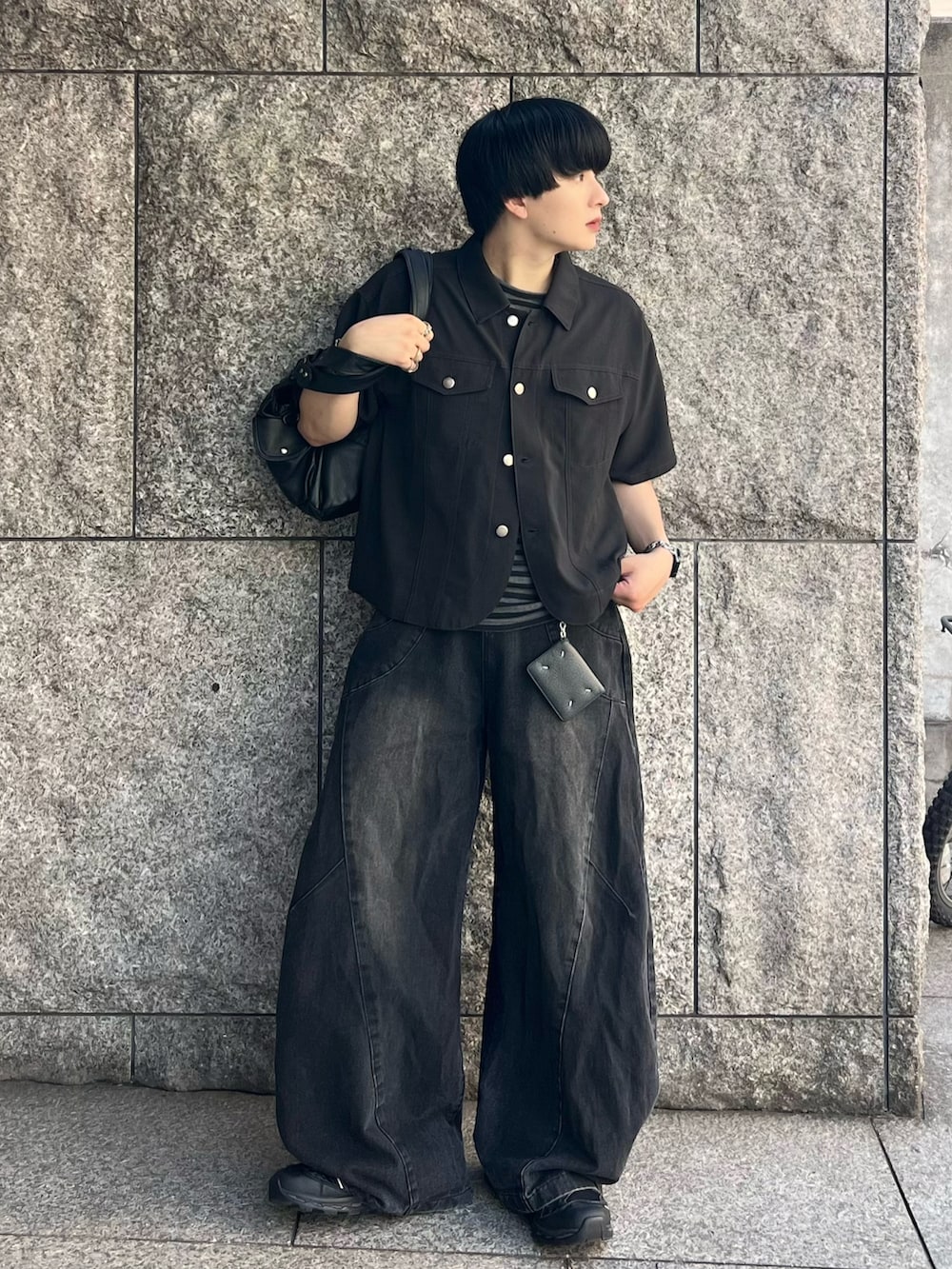 ブラック系のデニムパンツ、ブラック系のシャツ/ブラウス、ブラック系のTシャツ/カットソーを着用したメンズの夏コーディネートの2枚目の写真