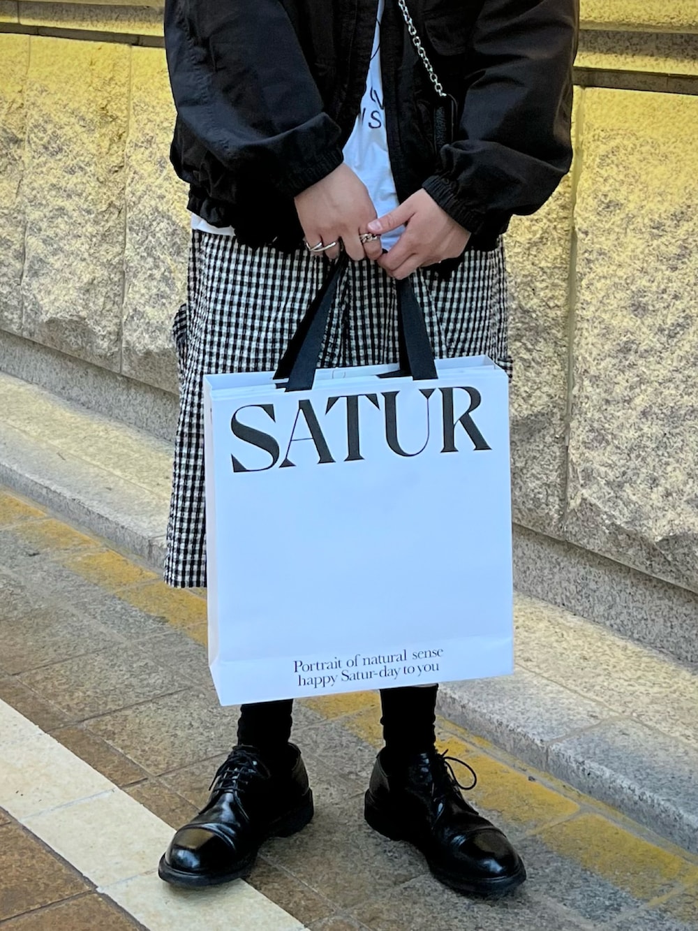 ブラック系のブルゾン、ホワイト系のTシャツ/カットソー、ブラック系のパンツを着用したメンズの秋コーディネートの3枚目の写真